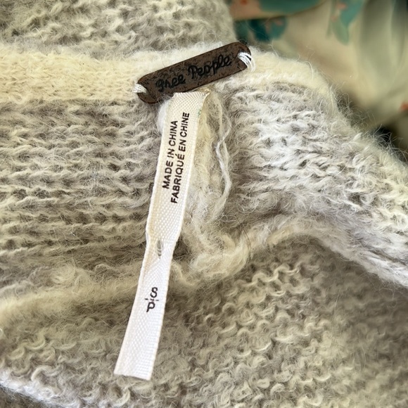Free People Gray & White Gossamer Alpaca Oversized V-Neck Sweater - S + - Picture 12 of 15